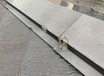 棟板金の釘の浮き