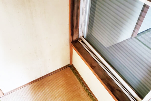 サッシ周りから雨漏りしている様子