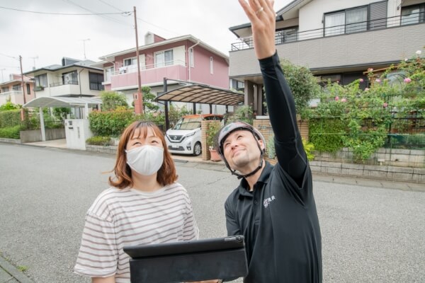株式会社石井建装お客様に説明中の様子
