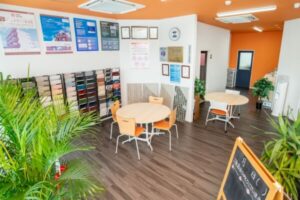 株式会社石井建装取手店ショールーム内観